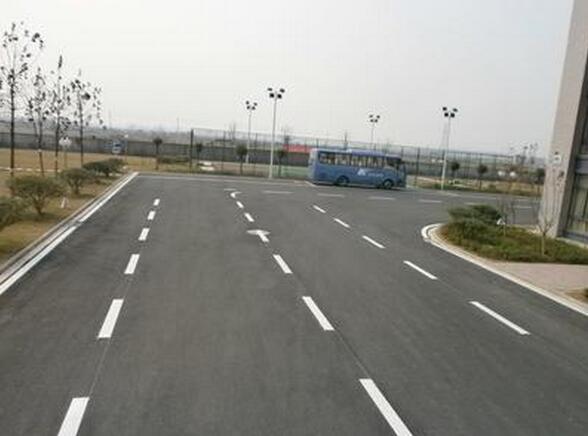 天長(zhǎng)日月交通參與并完成江蘇油田科研基地道路標(biāo)線(xiàn)及停車(chē)位劃線(xiàn)